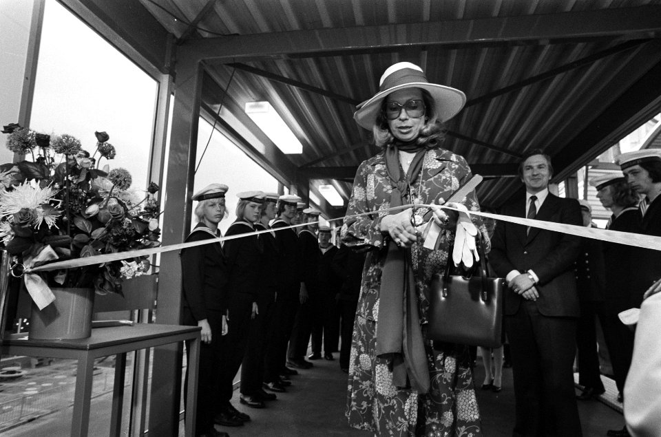 Prinses Christina knipt het lint door, Bestanddeelnr 927-9470