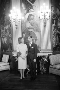 Prinses Irene en Don Carlos in Huis ten Bosch in Oranjezaal geposeerd voor fotog, Bestanddeelnr 916-0452