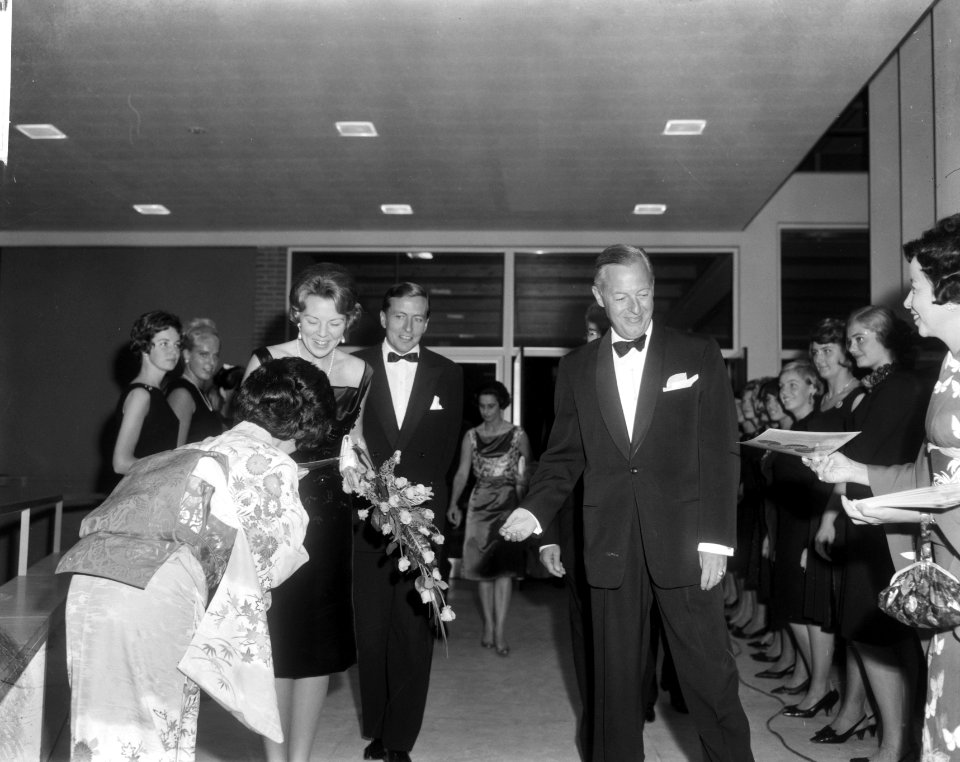 Prinses Beatrix terwijl zij bloemen krijgt aangeboden door Japans meisje, Bestanddeelnr 918-3199