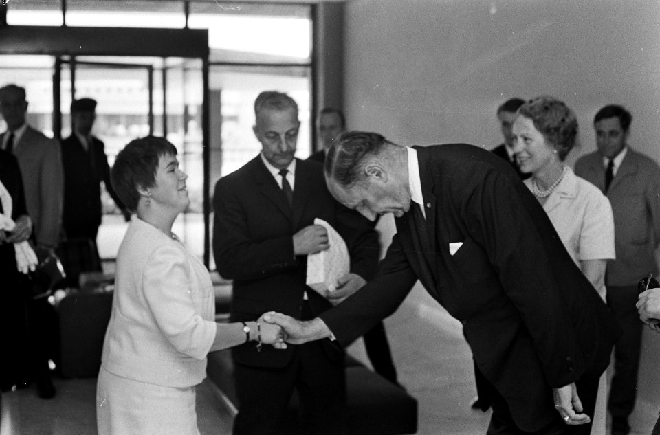 Prinses Christina naar Italie. Prinses Christina en minister Luns, Bestanddeelnr 920-6086