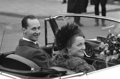 Prinses Irene en Prins Hugo Carlos tijdens de rit in de sportwagen door Amsterda, Bestanddeelnr 916-0380