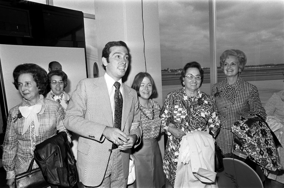 Prinses Christina en Jorge Guillermo halen de moeder en drie tantes van Guillerm, Bestanddeelnr 928-0119
