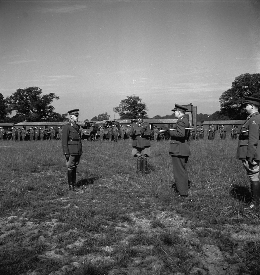 Prinses Irene Brigade.`14. Col. Jones being decorated with the commandeur Cros…, Bestanddeelnr 934-9453