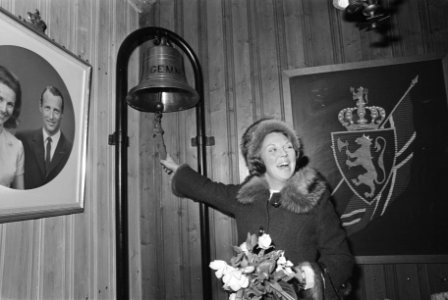 Prinses Beatrix opent Noorse Bazar in Noorse Kerk in Rotterdam Prinses Beatrix , Bestanddeelnr 927-5783