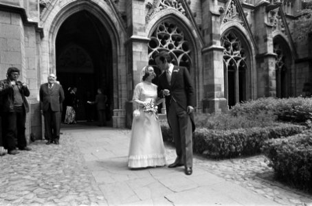 Prinses Christina en Jorge Guillermo in de kloostertuin naast de Domkerk geheel, Bestanddeelnr 928-0218