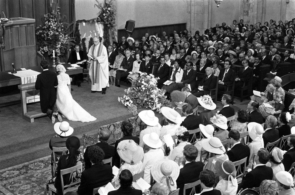 Prinses Christina en Jorge Guillermo geknield tijdens de plechtigheid rechts va, Bestanddeelnr 928-0221