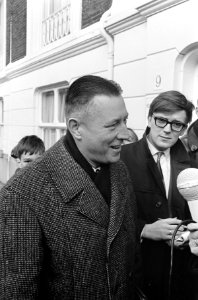 Prof. Dr. H.W.N. Bosman, hoogleraar aan de Tilburgse Hogeschool, arriveert bij h, Bestanddeelnr 919-7413