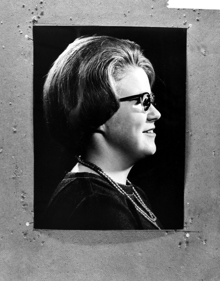 Prinses Christina (portret) 17 jaar, Bestanddeelnr 916-0247