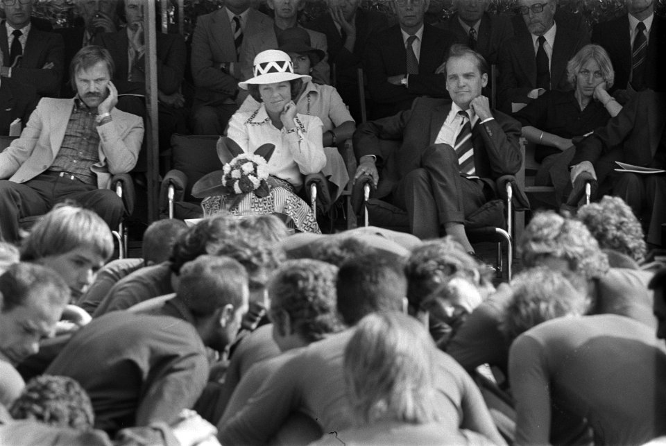 Prinses Beatrix opent nieuwbouw Emiliehoeve in Den Haag Prinses Beatrix in gespr, Bestanddeelnr 928-7562