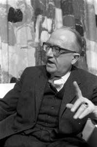 Prof. Hallstein op doorreis Amerika op Schiphol. Prof. Hallstein tijdens perscon, Bestanddeelnr 914-8819