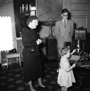 Prinses Christina slaat tegen het klokje links koningin juliana, in het midden , Bestanddeelnr 904-9714