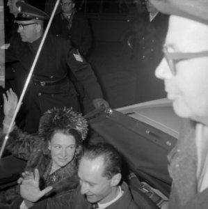 Prinses Irene en Prins Hugo Carlos tijdens de rit in de sportwagen door Amsterda, Bestanddeelnr 916-0385