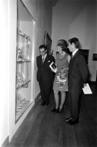 Prinses Beatrix opent tentoonstelling Kunsthandelaar en Verzamelaar in Luthers, Bestanddeelnr 923-3834 photo