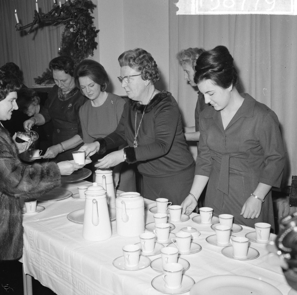 Prinses Irene, koningin Juliana en prinses Margriet schenken de chocolademelk ui, Bestanddeelnr 915-8779