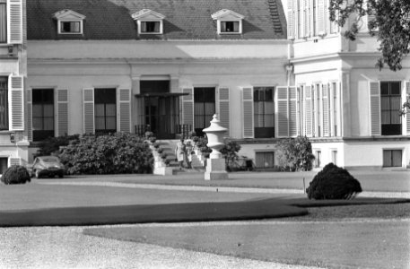 Prinses Irene en prins Carlos Hugo zijn in Nederland Hier verlaten koningin Jul, Bestanddeelnr 916-8992