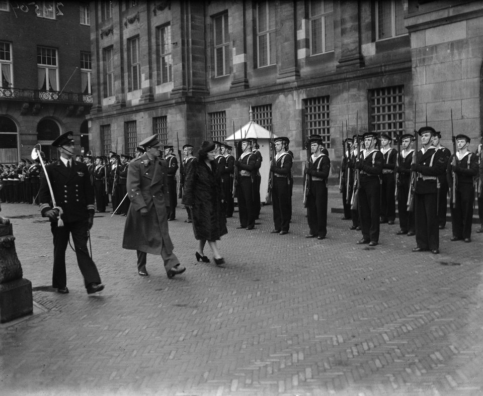 Prinses en Prins inspecteren erewacht, Bestanddeelnr 902-4504
