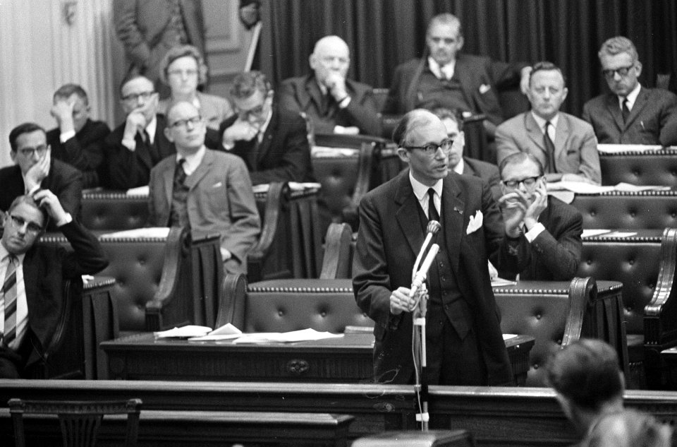 Prof. H.J. Witteveen (VVD) interrumpeert minister van Financiën Anne Vondeling (, Bestanddeelnr 919-6770