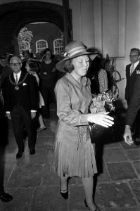 Prinses Beatrix tijdens de plechtigheid in aanwezigheid van burgemeester van Del, Bestanddeelnr 925-6187