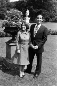 Prinses Christina en Jorge Guillermo poseren in de tuin, Bestanddeelnr 927-9970