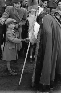Prinses Irene Brigade. Sinterklaas schudt het handje van een van de kinderen die, Bestanddeelnr 934-9547