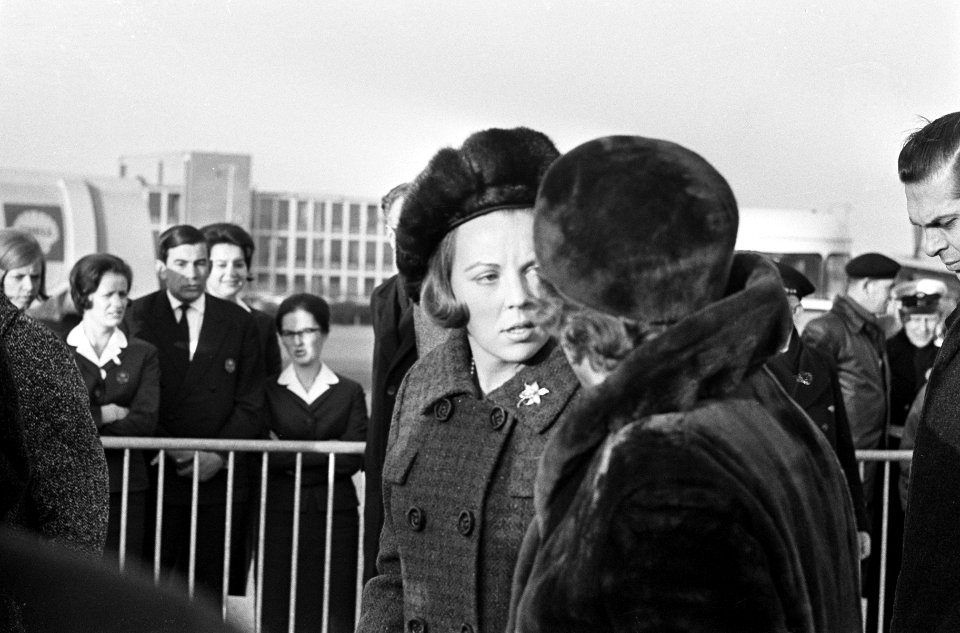 Prinses Beatrix terug uit de West, Prinses Beatrix en haar moeder, Bestanddeelnr 917-5205