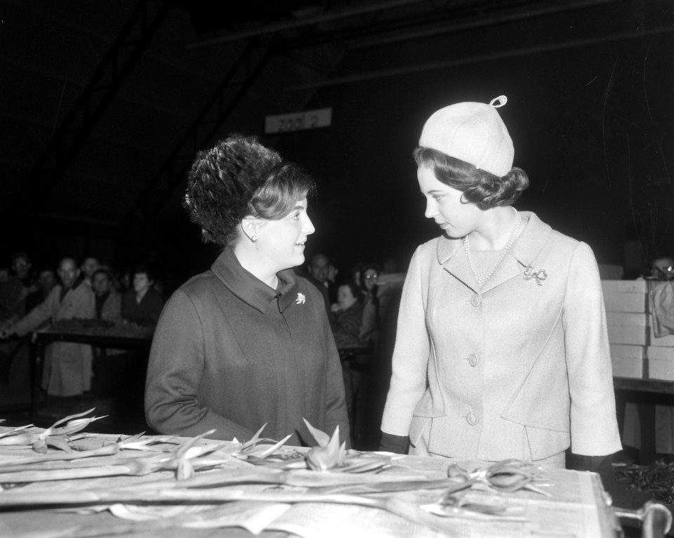 Prinses Benedikte en Prinses Margriet bezochten bloemenveiling te Aalsmeer, de P, Bestanddeelnr 917-6310
