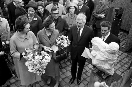 Prinses Benedikte van Denemarken opende Madurodam, hier met Prinses Beatrix op d, Bestanddeelnr 917-6229