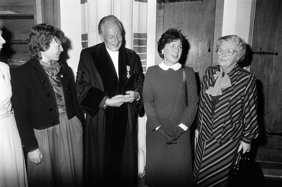 Prinses Irene, prof. Mastboom , prinses Margriet en prinses Juliana in de St. St, Bestanddeelnr 932-3911