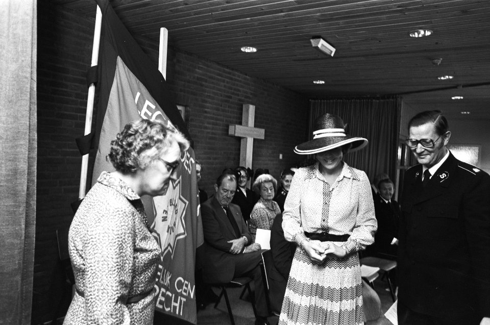 Prinses Beatrix opent nieuw Maatschappelijk Centrum van het Leger des Heils in D, Bestanddeelnr 929-9018