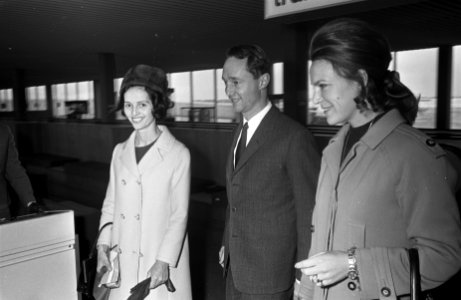 Prinses Irene en Prins Carlos Hugo doen Prinses Cecilia (zuster van Prins Calosl, Bestanddeelnr 921-9826