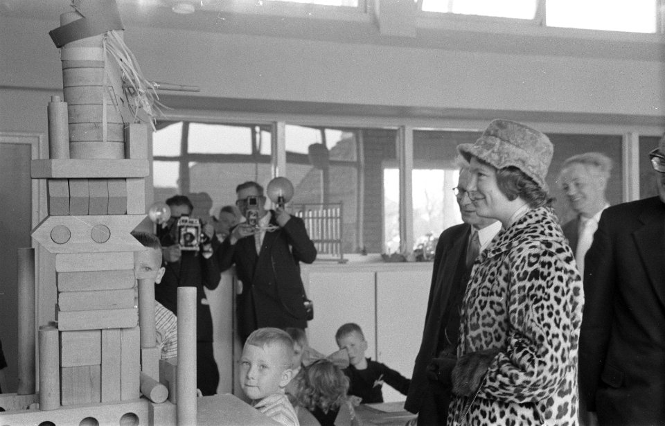 Prinses Irene bezoekt Drenthe, Prinses Irene tijdens bezoek aan kleuterschool, Bestanddeelnr 911-1500