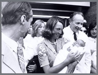 Prinses Irene en prins Carlos Hugo verlaten met baby Maria Carolina Christina he, Bestanddeelnr 006-0012