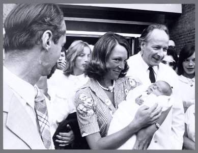 Prinses Irene en prins Carlos Hugo verlaten met baby Maria Carolina Christina he, Bestanddeelnr 006-0012 photo