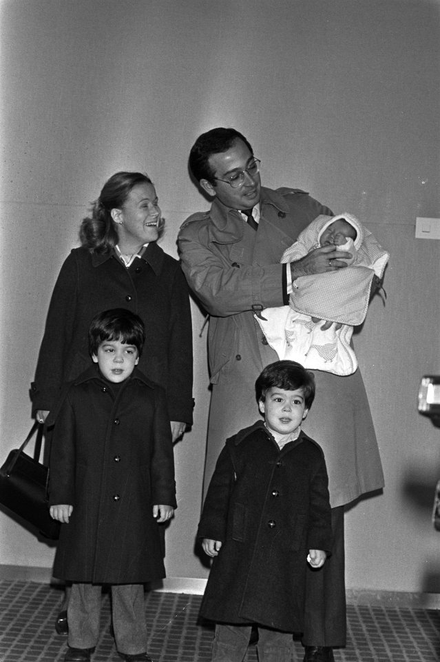 Prinses Christina, Jorge met dochter Juliana op de arm, Nicolas (links) en Berna, Bestanddeelnr 931-7722