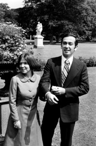 Prinses Christina en Jorge Guillermo poseren in de tuin, Bestanddeelnr 927-9971