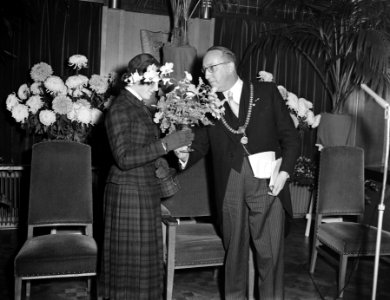 Prinses Irene (tweede van rechts) is in de stad Tilburg voor de onthulling van e, Bestanddeelnr 907-4086