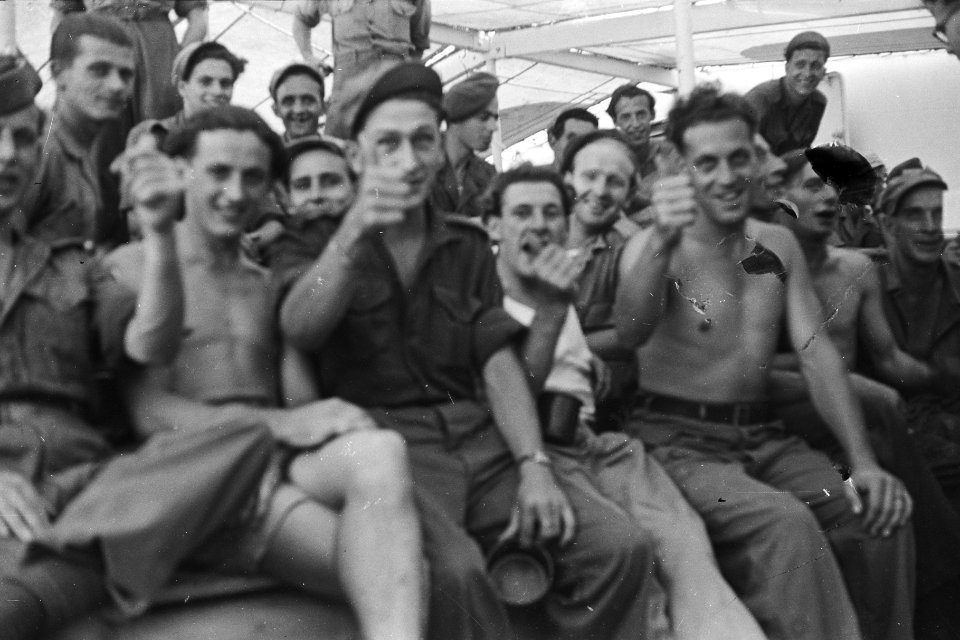 Priok. Op 14 mei 1948 vertrok de Waterman naar het vaderland met aan boord de , Bestanddeelnr 1671-1-1