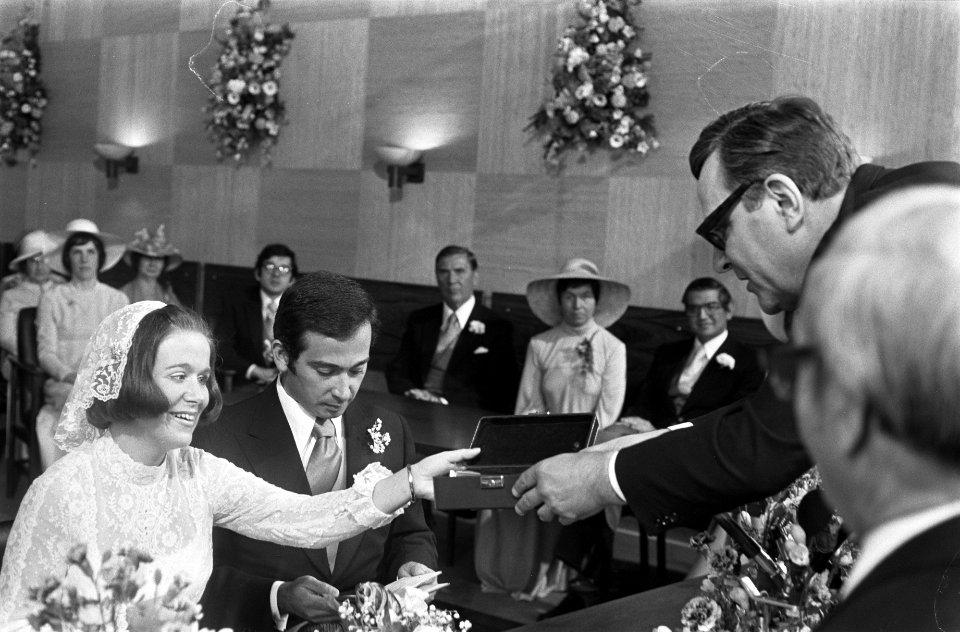 Prinses Christina en Jorge Guillermo tekenen de huwelijksaktie bij de sluiting v, Bestanddeelnr 928-0202