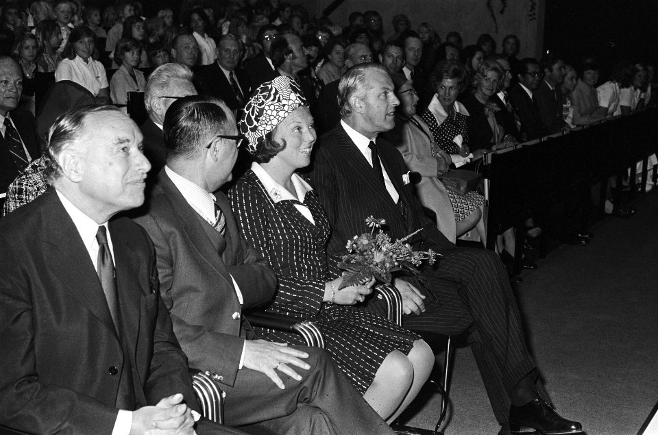 Prinses Beatrix opent tentoonstelling Doe s open in VU in Amsterdam Prinses B, Bestanddeelnr 927-4607