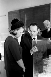Prinses Irene bracht bezoek aan het Thomas a Kempis Lyceum te Zwolle De prinses, Bestanddeelnr 915-6551
