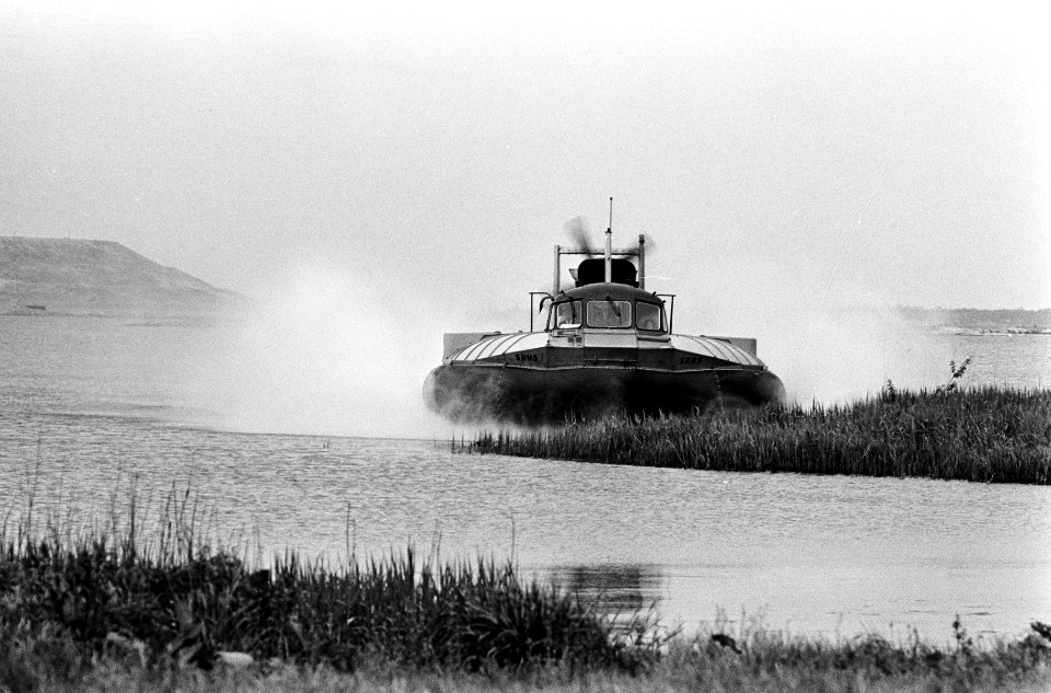 Prinses Margaret , Lord Snowdon en Prins Bernhard in de Hoovercraft, de Hoovercr, Bestanddeelnr 917-7814