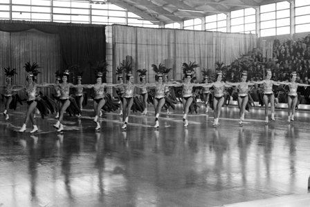 Prinses Christina opende ijsstadion Thialf te Heerenveen. Corps de ballet van…, Bestanddeelnr 920-7855