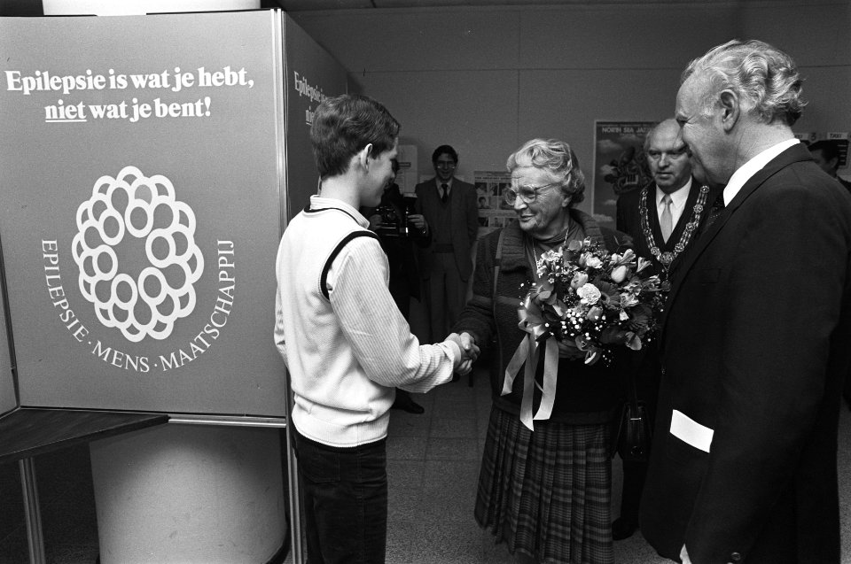 Prinses Juliana woont opening van manifestatie Epilepsie Mens Maatschappij bij i, Bestanddeelnr 932-0610