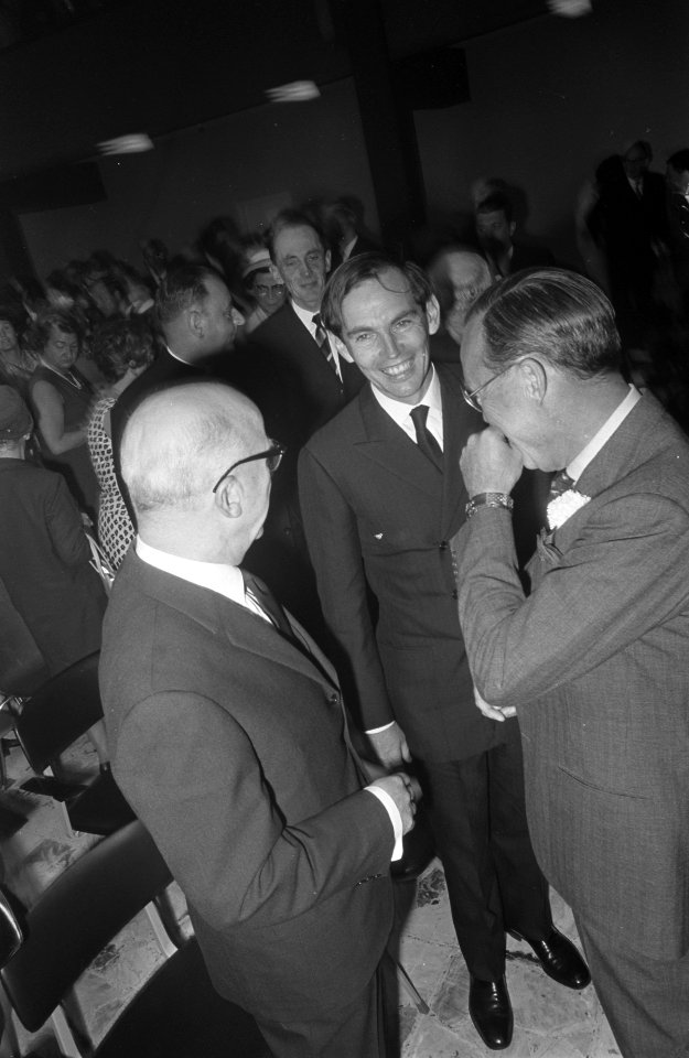 Prinses Bernhard opende Sint Lucasziekenhuis te Amsterdam. De prins in gesprek m, Bestanddeelnr 921-4202