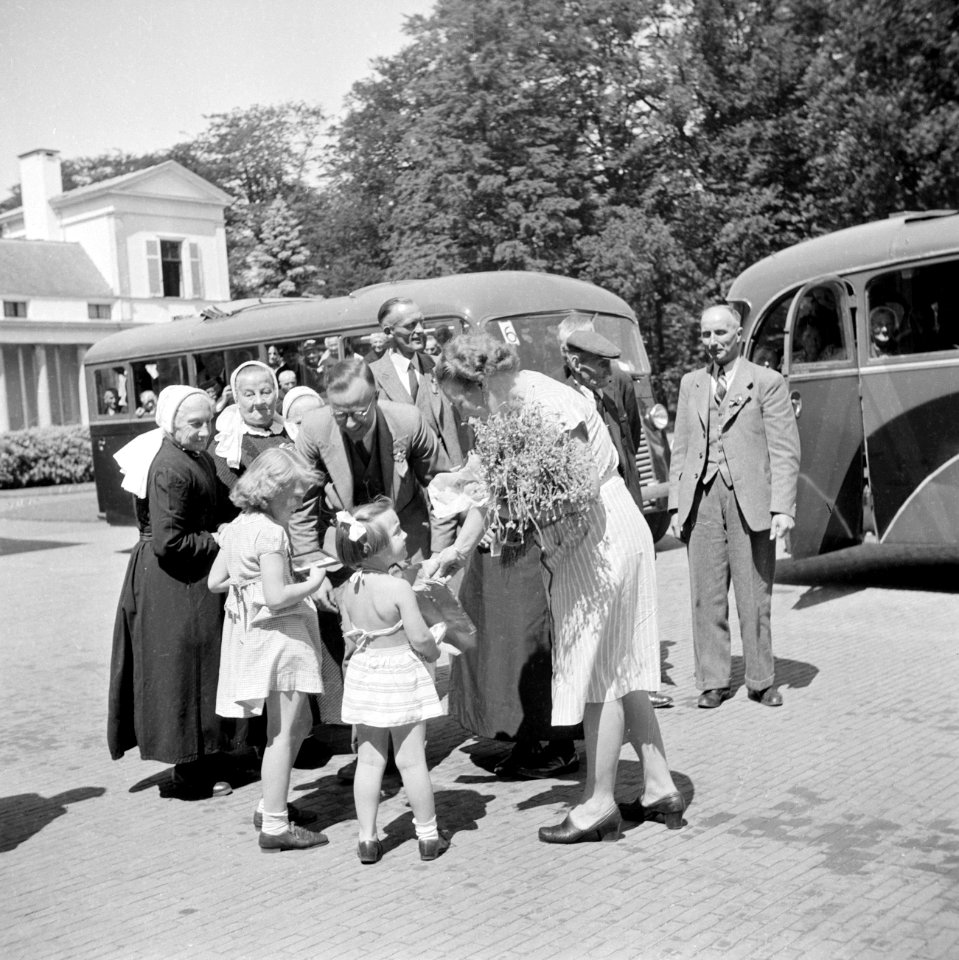 Prinses Juliana ontvangt een groep mensen in streekdracht vóór het paleis, Bestanddeelnr 255-7801
