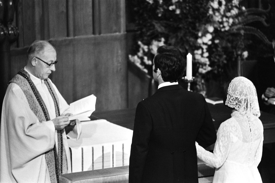 Prinses Christina en Jorge Guillermo tijdens de plechtigheid, rechts pater Bot, Bestanddeelnr 928-0235