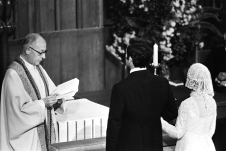 Prinses Christina en Jorge Guillermo tijdens de plechtigheid, rechts pater Bot, Bestanddeelnr 928-0235