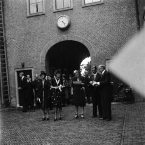 Prinses Juliana op het binnenplein bij het Academiegebouw en de Hortus Botanicus, Bestanddeelnr 900-7942