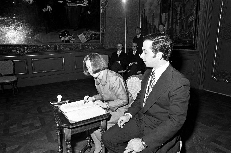 Prinses Christina en Jorge Guillermo tijdens het tekenen van de akten, Bestanddeelnr 927-9961