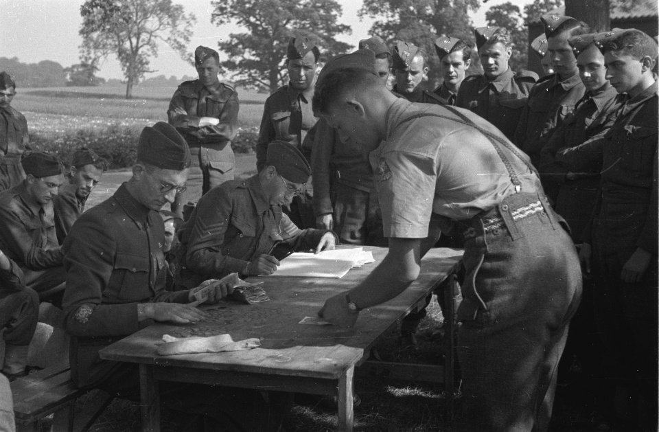 Prinses Irene Brigade in training in een kamp in de Midlands. Betaaldag op zate…, Bestanddeelnr 934-9501